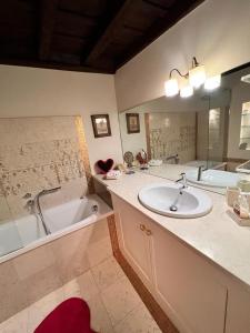 A bathroom at Torre della Scimmia apartment
