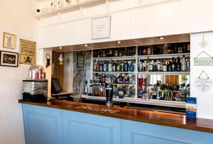 um bar com muitas garrafas de álcool em The Shelbourne em Llandudno