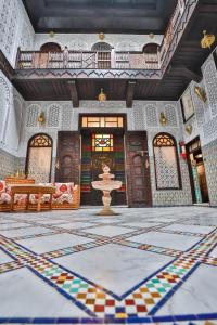 Cette grande chambre dispose d'une fontaine et d'un sol en mosaïque. dans l'établissement Riad Farouzi Fes, à Fès