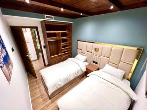 1 Schlafzimmer mit 2 Betten in einem Zimmer in der Unterkunft Centrico Tanger Idrissia 4 in Tangier