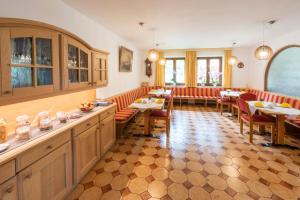 un restaurante con mesas y sillas en una habitación en Eich-hof, en Caldaro