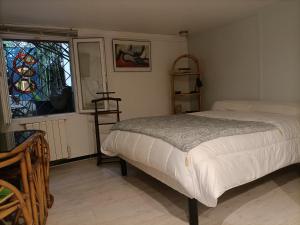 - une chambre avec un lit et un vitrail dans l'établissement Cielito Lindo, à Montpellier