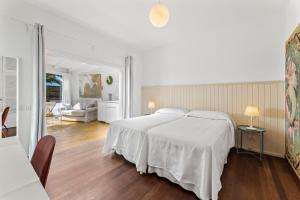 - une chambre blanche avec un lit et un salon dans l'établissement Apartamento Lanzarote Art Suite 3, à San Bartolomé