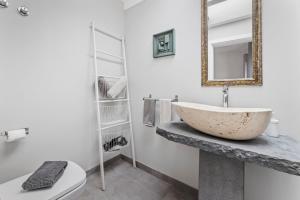 La salle de bains est pourvue d'un lavabo et d'un miroir. dans l'établissement Apartamento Lanzarote Art Suite 3, à San Bartolomé