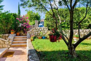 Vonkajšia záhrada v ubytovaní One-Bedroom Apartment Crikvenica 6