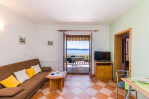 Televízia a/alebo spoločenská miestnosť v ubytovaní One-Bedroom Apartment Crikvenica 6