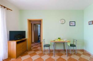 Televízia a/alebo spoločenská miestnosť v ubytovaní One-Bedroom Apartment Crikvenica 6