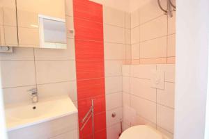 y baño con aseo y lavamanos. en Two-Bedroom Apartment Crikvenica near Sea 12, en Dramalj