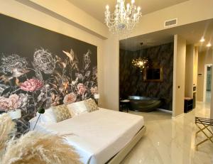 ein Schlafzimmer mit einem Bett und einer Blumenwand in der Unterkunft INTOMILAN Galleria Duomo I Boutique & Design Aparthotel in Mailand