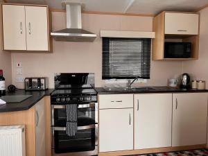 Η κουζίνα ή μικρή κουζίνα στο Caravan by the sea,2 bed, sleeps 4,Dorset coast in New Forest On site entertainment and leisure complex available for extra