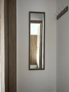uno specchio a parete in una stanza di Bouvegio Apartments Vera a Afantou