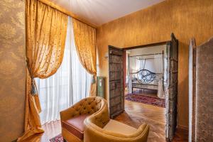 un soggiorno con sedia e una camera da letto di Vista sulle Poste Arezzo Centro ad Arezzo