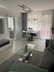 uma sala de estar com um sofá e uma mesa em Apartmán Nitra em Nitra
