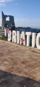 Un homme qui prend une photo d'un panneau géant dans l'établissement Casa Garri' Sciconi di Briatico, à Briatico