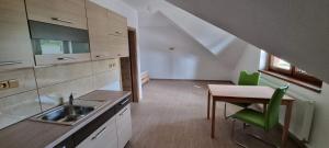 Kuchyňa alebo kuchynka v ubytovaní Apartmány Adieu 2 + 37 fotografií