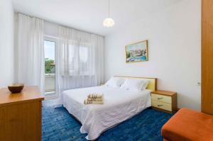 Postel nebo postele na pokoji v ubytování Apartment in Novi Vinodolski 15308