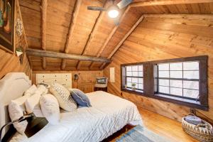 - une chambre dans une cabane en rondins avec un lit dans l'établissement Secluded Beaver Lake Cabin with Private Dock!, à Garfield