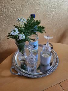 uma bandeja com flores e vasos sobre uma mesa em Gästehaus Domänenblick em Morschen