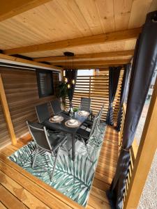 jadalnia ze stołem i krzesłami na balkonie w obiekcie Mobile Homes MaLu w Biogradzie na Moru