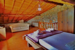 ein Schlafzimmer mit einem Bett und einem Sofa in einem Zimmer in der Unterkunft The Mira House in Ayvalık