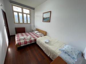 sypialnia z 2 łóżkami i oknem w obiekcie Casa da Cabração - Circuito Aldeias de Portugal w mieście Ponte de Lima