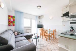 One-Bedroom Apartment in Crikvenica XI في دْرامالج: غرفة معيشة مع أريكة وطاولة