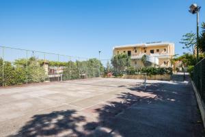 Tenis a/nebo squash v ubytování Nireas Hotel nebo okolí