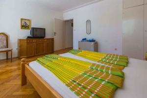 TV a/nebo společenská místnost v ubytování Three-Bedroom Holiday Home in Crikvenica II