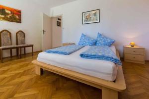 Postel nebo postele na pokoji v ubytování Three-Bedroom Holiday Home in Crikvenica II