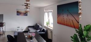 ein Wohnzimmer mit einem Sofa und einem Tisch in der Unterkunft WU01 - 75m2 - Single Beds - Comfortable Apartment - Wuppertal in Wuppertal