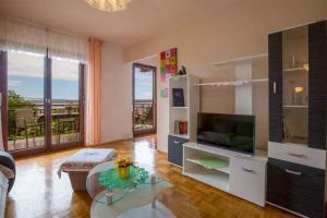 TV a/nebo společenská místnost v ubytování Apartments in Jadranovo 39281