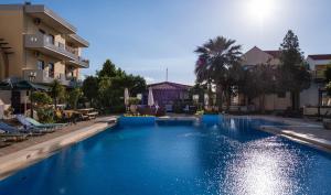 Bazén v ubytování Nireas Hotel nebo v jeho okolí