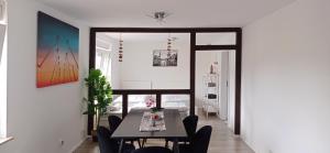 ein Esszimmer mit einem Tisch und Stühlen in der Unterkunft WU01 - 75m2 - Single Beds - Comfortable Apartment - Wuppertal in Wuppertal