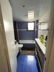 uma casa de banho com um WC, um lavatório e uma banheira em Pure Bliss Apartment Sitges em Sitges