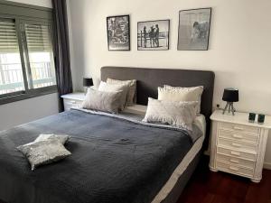 um quarto com uma cama grande e duas mesas de cabeceira em Pure Bliss Apartment Sitges em Sitges