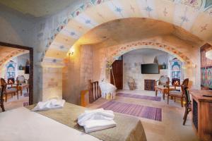 une grande chambre avec une arche dans une maison dans l'établissement Capp Royal Cave HOTEL, à Ürgüp