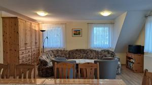 uma sala de estar com um sofá e uma mesa em Ferienobjekt beim Steinmetzen em Radebeul