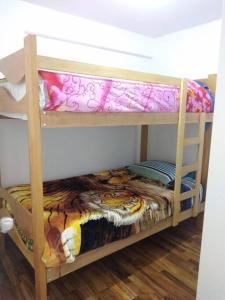 Ce dortoir comprend 2 lits superposés. dans l'établissement Apartamento Cuzco, à Cusco