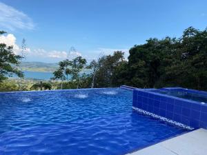 una piscina de azulejos azules con vistas en Zen Oasis del Bosque, ¡A place to reconnect!, en Calima