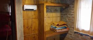 een kamer met een plank met handdoeken en een raam bij Lo de Quebu Cabaña en la Montaña in Potrerillos