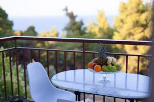 misa owoców na stole na balkonie w obiekcie Avatel Eco Lodge w mieście Kriopigi