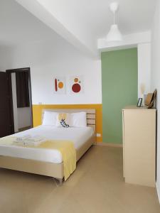 sypialnia z białym łóżkiem i białą szafką w obiekcie Iris Apartments Ksamil w mieście Ksamil