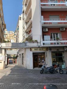 una moto parcheggiata di fronte a un edificio di da ARMIDA VIP Flat a Napoli