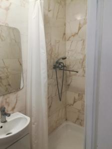 a bathroom with a shower with a tub and a sink at Квартира целиком Киев Подол метро Контрактовая площадь in Kyiv