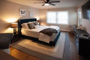 um quarto com uma cama e uma ventoinha de tecto em The Midtown Gem em Tulsa