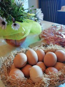 un montón de huevos en una cesta sobre una mesa en La Fusarella Villa Santoro, en Vico Equense