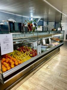 une vitrine dans un magasin rempli de nombreux fruits dans l'établissement Hôtel Acajou, à Argelès-sur-Mer