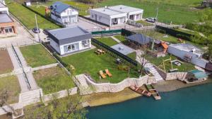 een luchtzicht op een huis naast het water bij House De Luxe in Bihać
