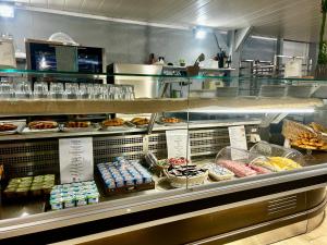 - un comptoir de boulangerie avec de nombreux types de pâtisseries dans l'établissement Hôtel Acajou, à Argelès-sur-Mer