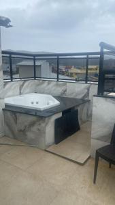 a bath tub sitting on top of a building at Casa triplex com cobertura a 5 minutos da praia in Arraial do Cabo